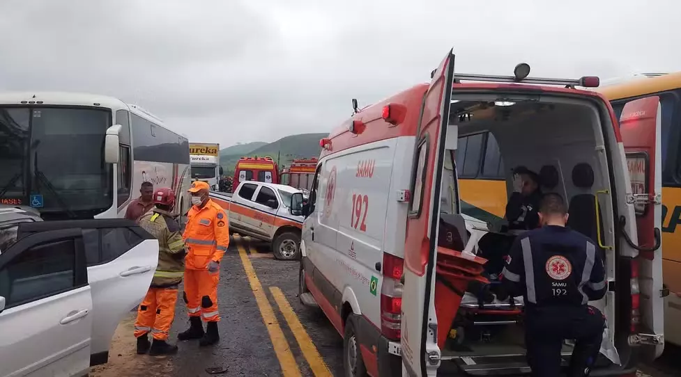 Caminhonete da Defesa Civil, carro, caminhão e ônibus se envolvem em acidente na BR-267